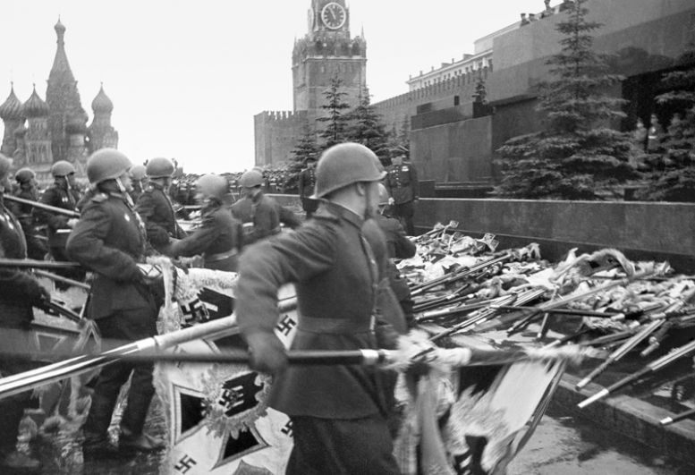 24 июня 1945 года. Советские солдаты бросают знамена немецко-фашистской армии к Мавзолею во время парада Победы.