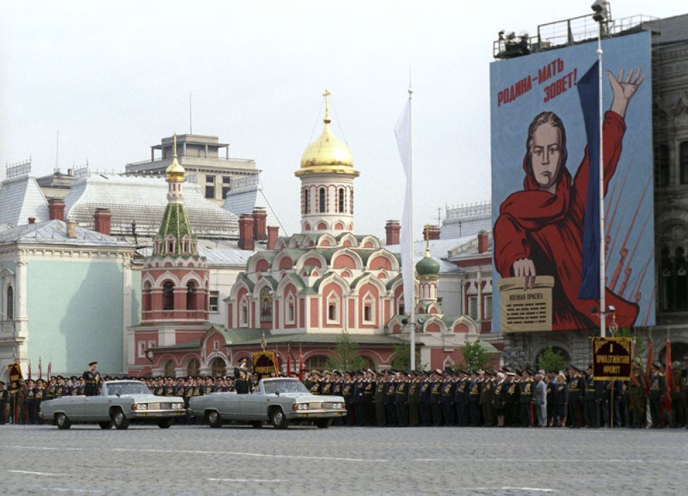 В 1995 году парад ветеранов Великой Отечественной войны 1941-1945 годов на Красной площади принимал Маршал Советского Союза Виктор Куликов, один из четырех оставшихся в живых Маршалов Советского Союза, принимавших участие в войне. Принимающий парад и командующий парадом объехали полки ветеранов.