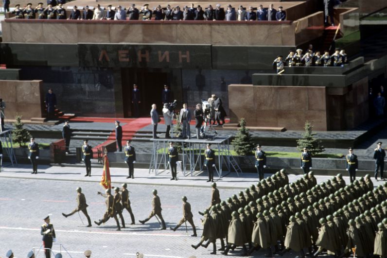 9 мая 1990 года. Военный парад на Красной площади в День празднования 45-ой годовщины Победы советского народа в Великой Отечественной войне.