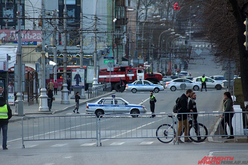 Временно было перекрыто движения автотранспорта в краевой столице. Полицейские оцепили участки на улицах в центре Перми. Был изменён на несколько часов режим работы троллейбусов и автобусов.