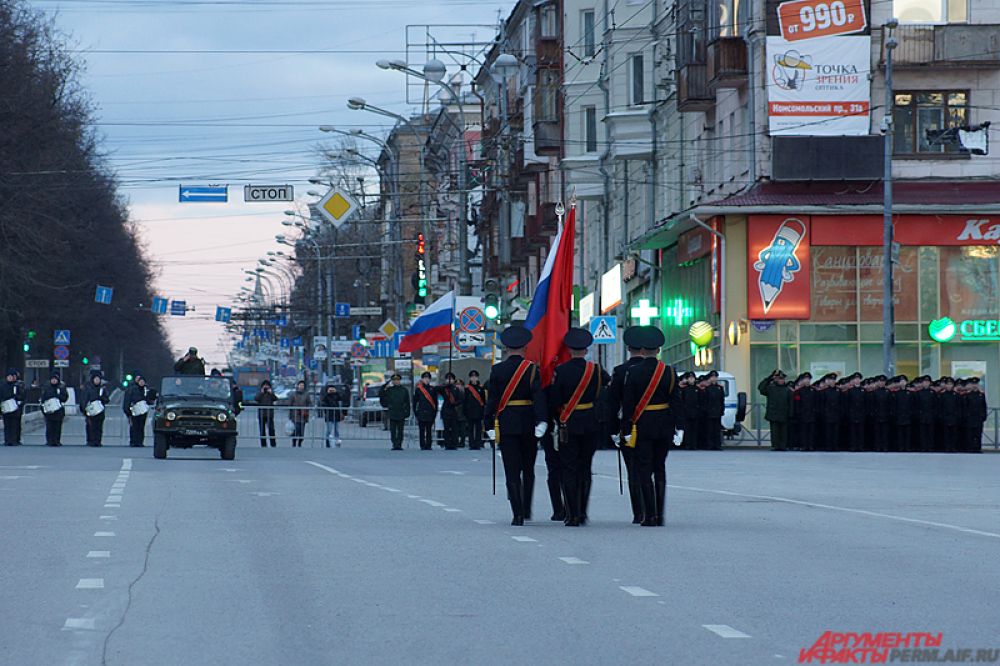 После заката репетировать вышли военнослужащие.