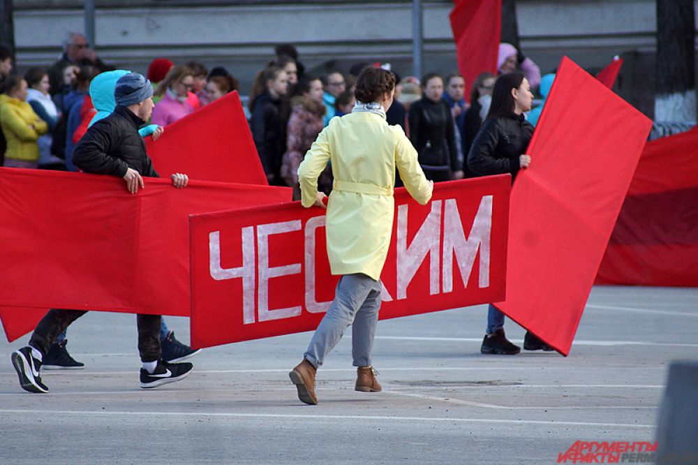 Сначала на Октябрьской площади репетировали театрализованное представление. По заверениям организаторов праздничного гала-шоу, во время постановки будет задействовано больше тысячи артистов.