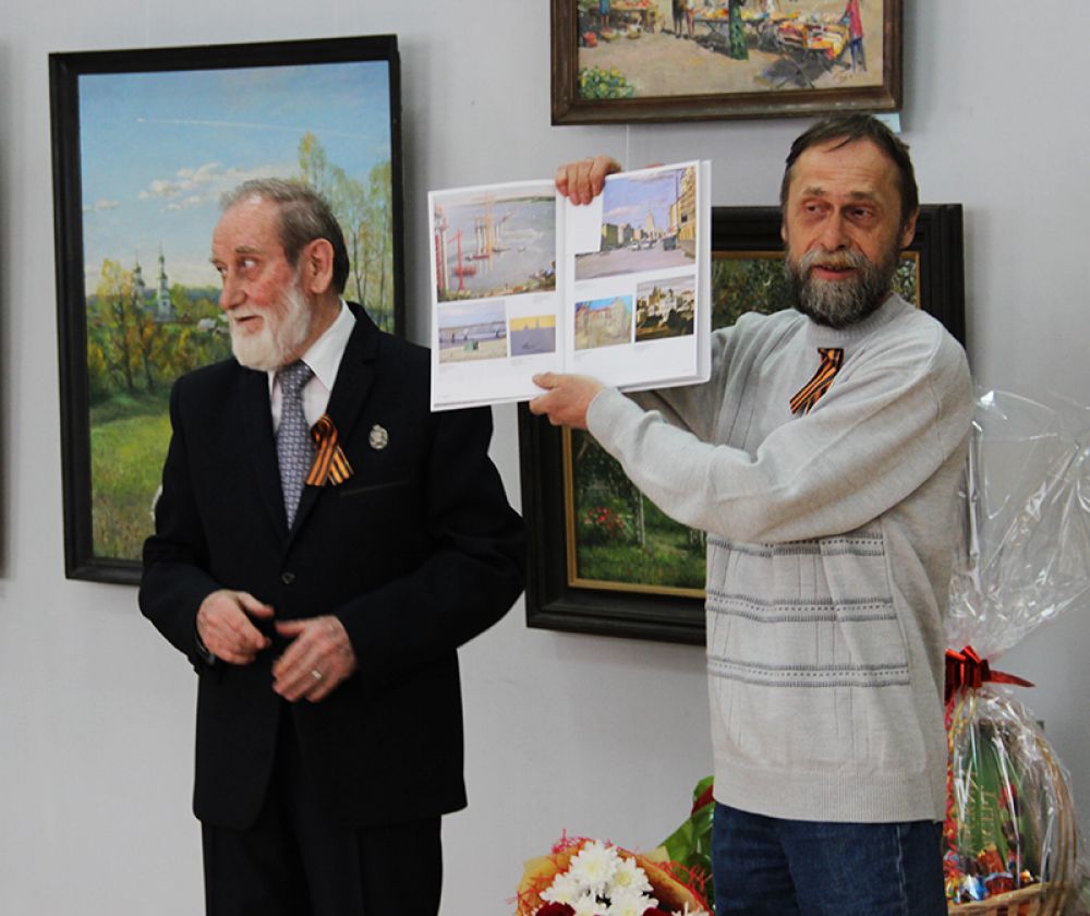 От Союза художников - каталог одной из всероссийских выставок, где были представлены работы мастера