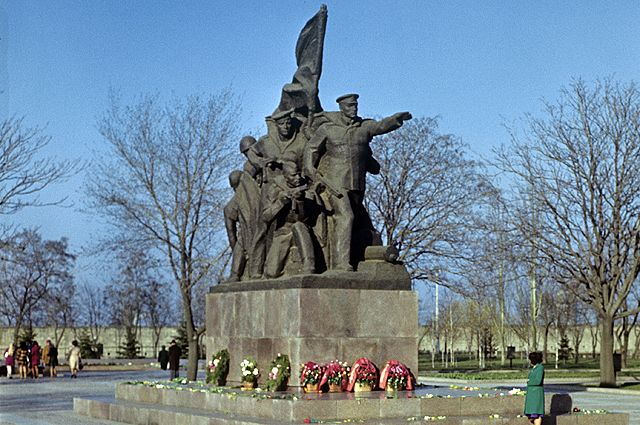  Мемориал в честь 68-ми героев-десантников морской пехоты в Николаеве.
