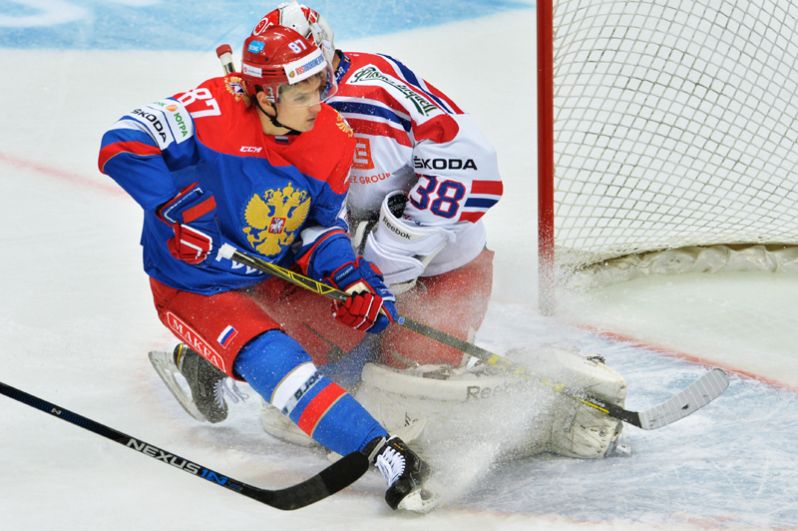 Шипачёв — двукратный обладатель Кубка Гагарина в составе питерского СКА и обладатель полного комплекта медалей чемпионатов мира: золотой (2014), серебряной (2015) и бронзовой (2016).
