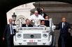 3 мая. Папа Римский Франциск прибывает на площадь Святого Петра в Ватикане, чтобы провести аудиенцию.