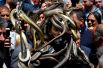 1 мая. В итальянской деревне Кокулло отмечают праздник святого Доменика. Каждый год жители устраивают необычную процессию в честь своего покровителя: вешают змей на статую святого и проносят её по городу.