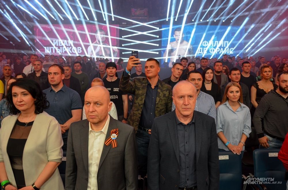 Звучит гимн России.