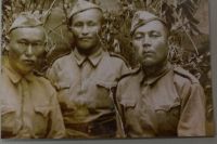 Рядовой, пехотинец Уразак Клыев (слева) с боевыми товарищами, 1943 год.