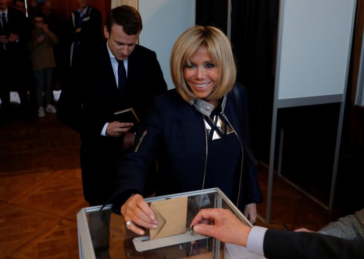 Супруга  Эмманюэля Макрона Бриджит Троньё голосует на избирательном участке, расположенном в мэрии курортного города Ле-Туке (департамент Па-де-Кале).