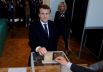 Кандидат в президенты Франции Эмманюэль Макрон голосует на избирательном участке, расположенном в мэрии курортного города Ле-Туке (департамент Па-де-Кале).