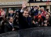 Кандидат в президенты Франции Эмманюэль Макрон после голосования приветствует сторонников.