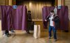 Избиратели голосуют на избирательном участке в Париже во время второго тура президентских выборов во Франции.