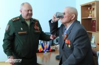  Пулемётчик Алексей Тихомиров обмывает орден, который он должен был получить в 1945 году.