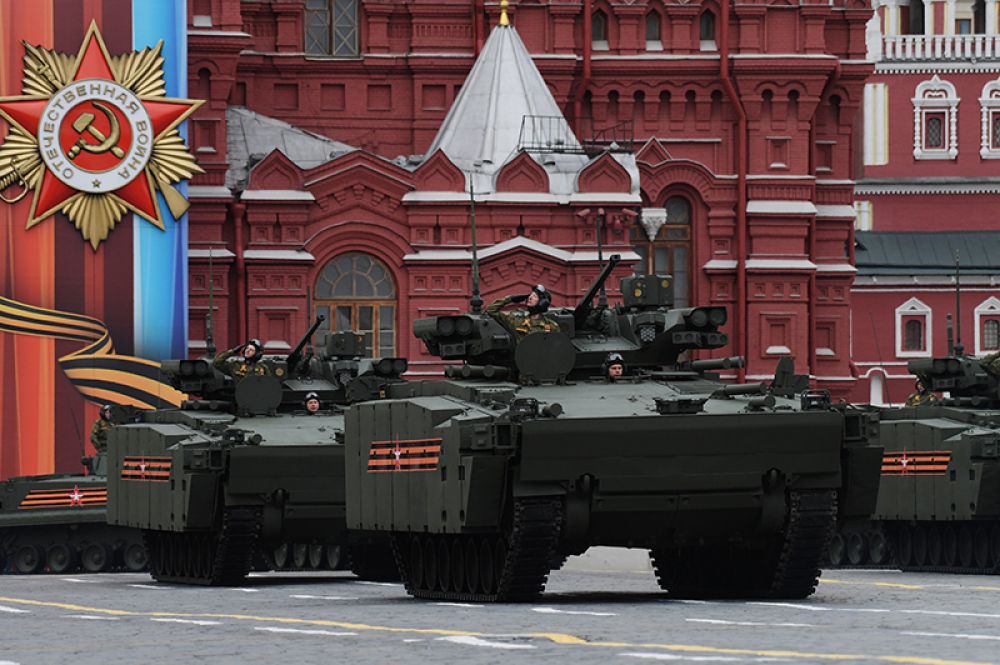 Боевая машина пехоты (БМП) на гусеничной платформе «Курганец-25» на военном параде, посвященном 72-й годовщине Победы в Великой Отечественной войне.