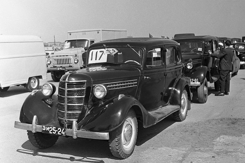 ГАЗ М-1, «Эмка». ГАЗ М-1 создали на базе Ford Model B 1934 года. Он не только застолбил за собой место главной штабной машины Красной армии. Благодаря нему в СССР появилась система такси.