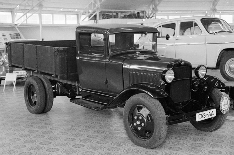 ГАЗ-АА / -ММ. Советским культовым грузовиком Великой Отечественной войны был  ГАЗ-АА — знаменитая «Полуторка», которая, по сути, была советским вариантом Ford-AA. Его вариант, полное производство которого началась на Горьковском автозаводе в 1938 году, получил индекс «ММ».