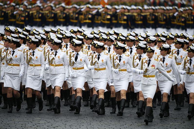 Военнослужащие во время военного парада на Красной площади, посвящённого 72-й годовщине Победы в Великой Отечественной войне.