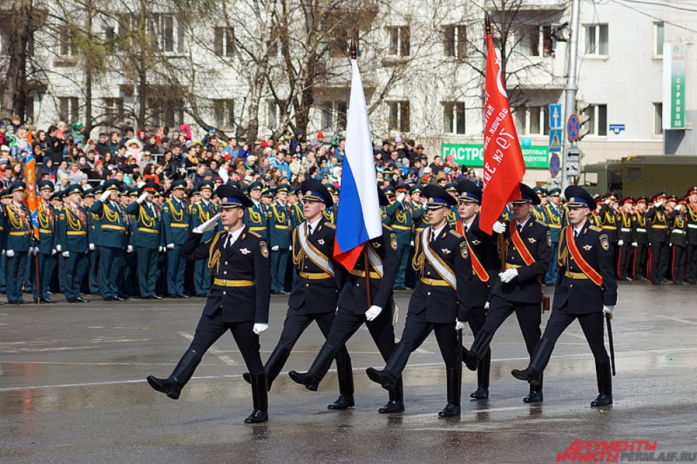 Вынос флага России и Знамени Победы. Знаменную группу составили курсанты Кремлевского полка.