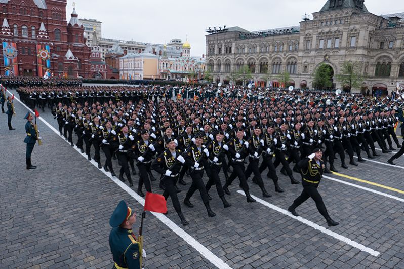 Военнослужащие во время военного парада на Красной площади, посвящённого 72-й годовщине Победы в Великой Отечественной войне.