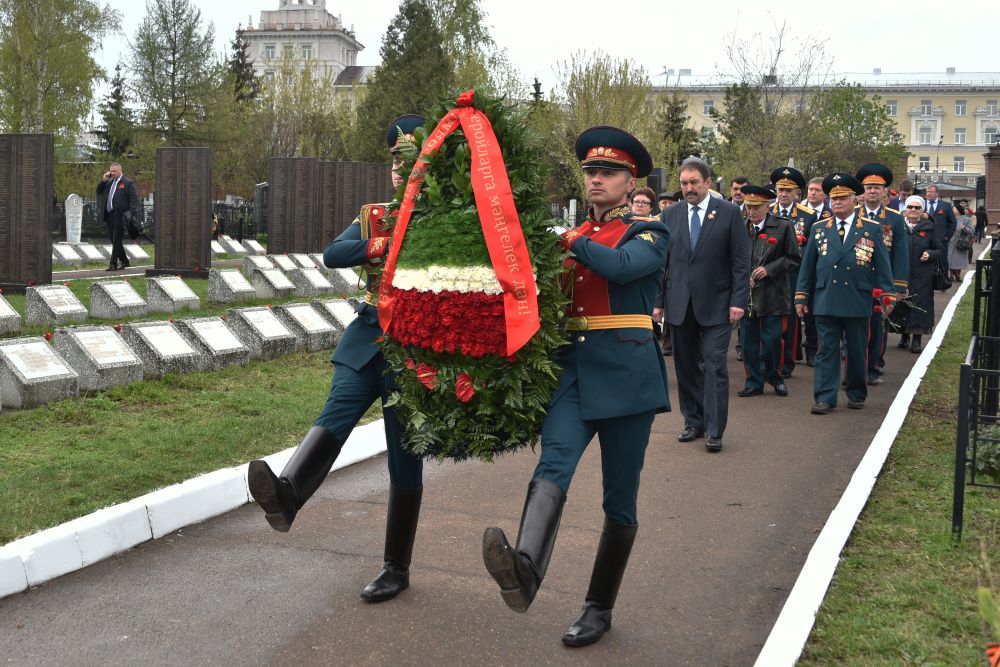 Во главе колонны традиционно шел почетный караул с венком в руках, цветы в котором были выложены в виде флага Татарстана. 
