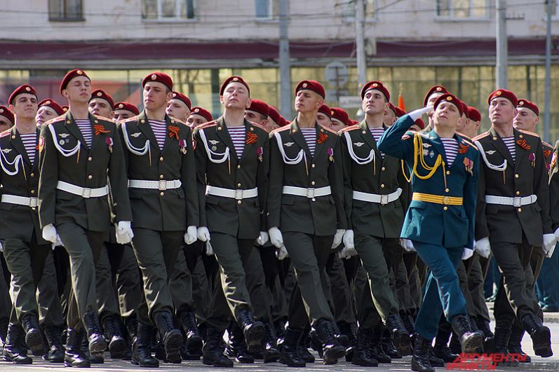Среди них – сотрудники МЧС, ФСИН, кадеты, суворовцы и военнослужащие гарнизона «Сокол».