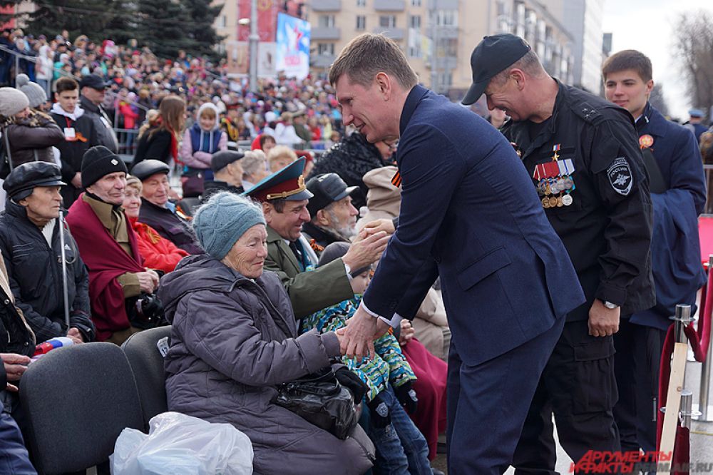 Губернатор Пермского края Максим Решетников лично поприветствовал всех участников войны и тружеников тыла на трибунах.