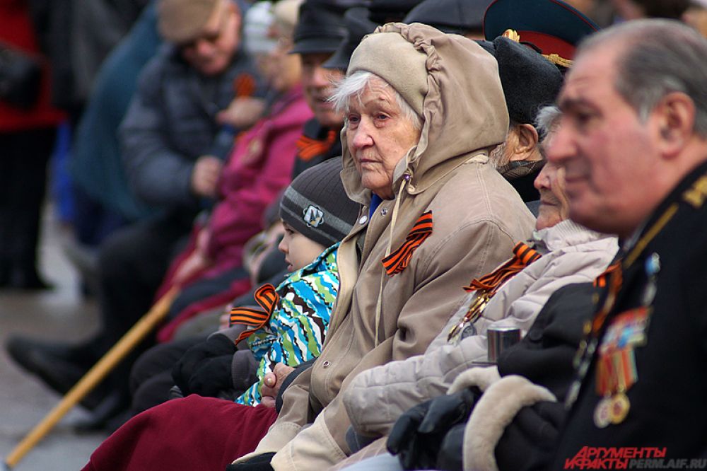 На почетных местах в первых рядах расположились главные герои праздника – ветераны.