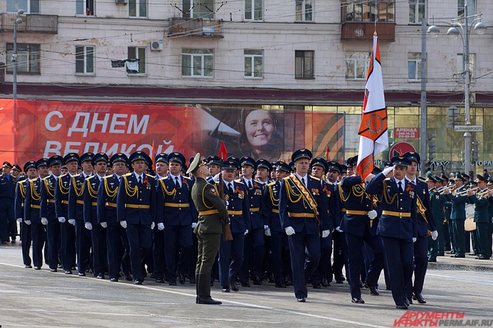 Следом за ними шли сотрудники ГУФСИН по Пермскому краю.