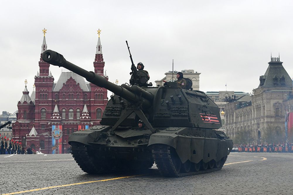 Самоходная артиллерийская установка (САУ) «Мста-С» на военном параде на Красной площади, посвященном 72-й годовщине Победы в Великой Отечественной войне.