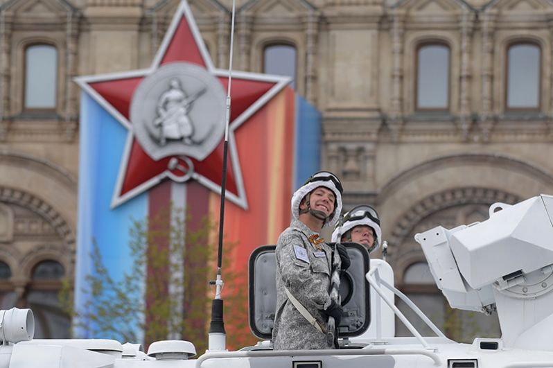 Военнослужащий во время военного парада на Красной площади, посвящённого 72-й годовщине Победы в Великой Отечественной войне.