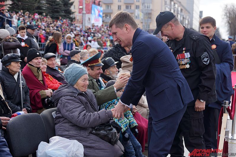 Губернатор Пермского края Максим Решетников лично поприветствовал всех участников войны и тружеников тыла на трибунах. 