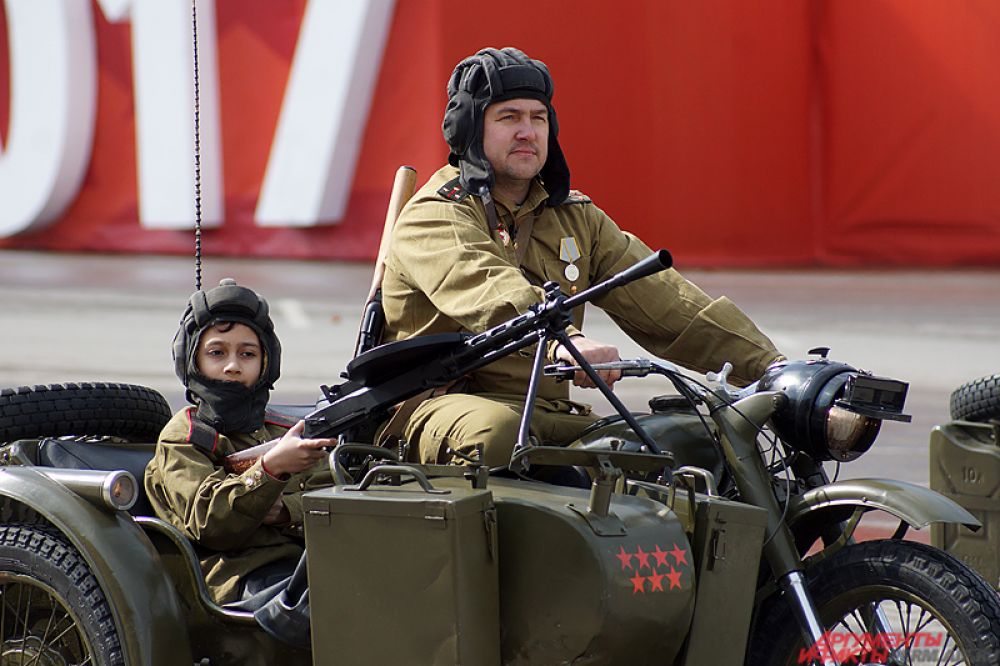 Тяжелый боевой советский мотоцикл.