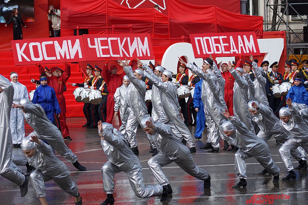 Репетиции проходили как в закрытых помещениях, так и на самой площади.