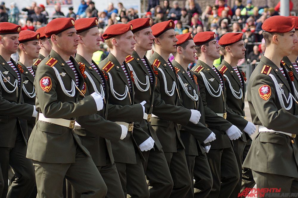 Парадный расчет курсантов и преподавателей Пермского военного института внутренних войск.