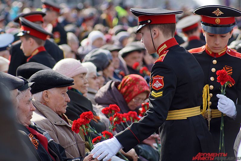 После молодые кадеты подарили цветы ветеранам.