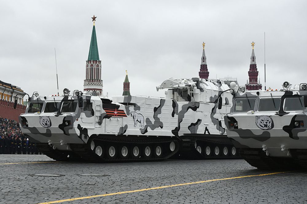 Зенитно-ракетный комплекс «Тор М2» на базе вездехода ДТ-30 на военном параде на Красной площади, посвященном 72-й годовщине Победы в Великой Отечественной войне.