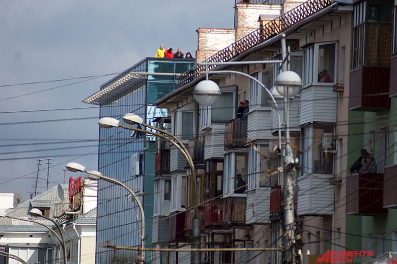 Часть пермяков наблюдало за происходящим из окон, балконов и даже крыш соседних домов.