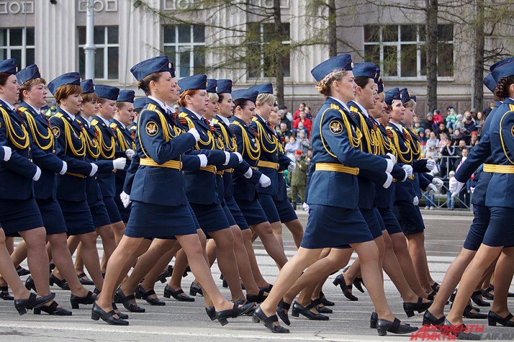 По площади прошлась и женская колонна военных.