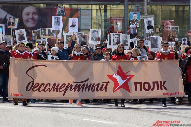 Завершился парад огромной колонной «Бессмертного полка», которая двинулась от Октябрьской площади до главной сцены у Театра-Театра.