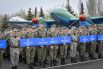 В Парке Победы также находятся участники всероссийского молодежного сбора кадетских корпусов и военно-патриотических клубов «СОЮЗ-2017 – Наследники Победы» с табличками своих регионов.