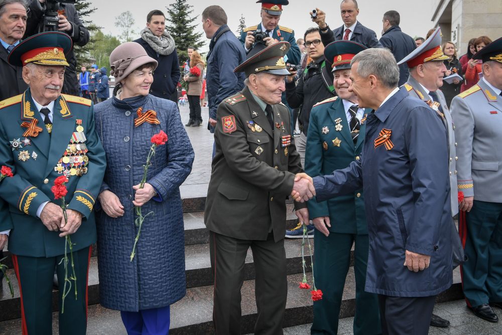 В Парке Победы президент поприветствовал участников ВОВ (в кадре он здоровается в Борисом Кузнецовым).