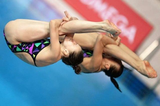 Надежда Бажина и Кристина Ильиных победили в синхронных прыжках с трехметрового трамплина.