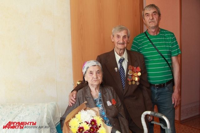 Пенсионеры Доценко с сыном Николаем в новой квартире.