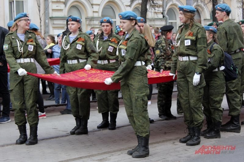 «Полотно памяти», сшитое из более чем 3,5 тысяч «солдатских платков» с именами фронтовиков