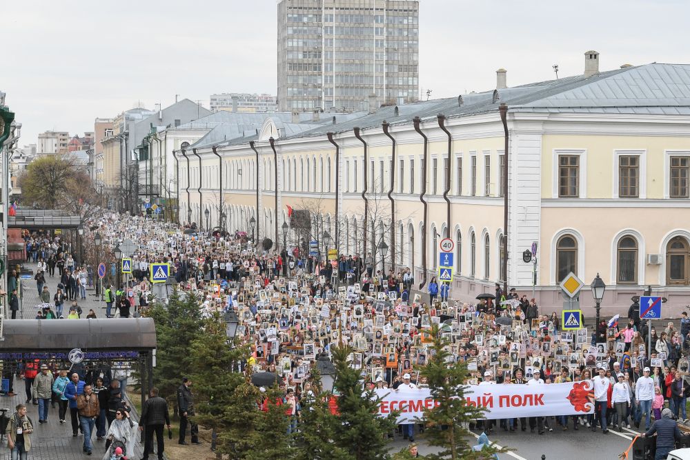 Шествие Бессмертного полка по улице Кремлевской.