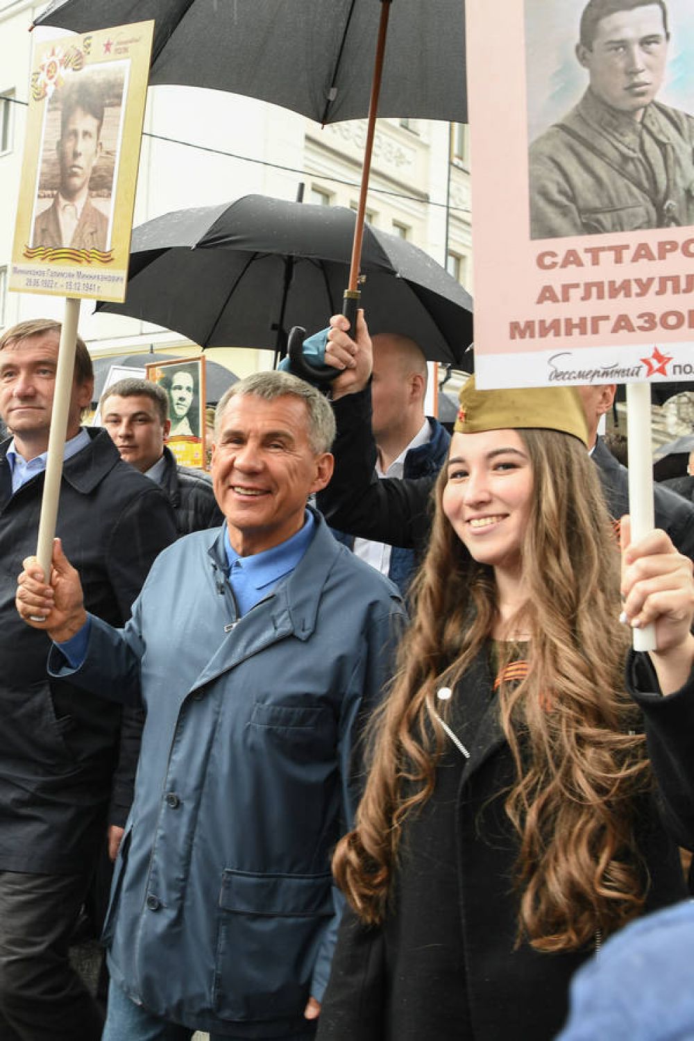 Рустам Минниханов, как и в прошлом году, нес портрет своего дяди Галимзяна Минниханова, погибшего в 19 лет в битве под Москвой.