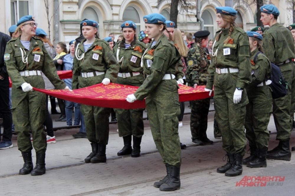 «Полотно памяти», сшитое из более чем 3,5 тысяч «солдатских платков» с именами фронтовиков