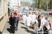 Во время крестного хода подготовленные к заплывам спортсмены прошли колонной по тротуарной части улиц до бульвара Гагарина.