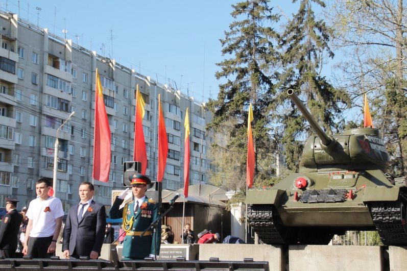 Молодежный митинг у танка «Иркутский комсомолец». 